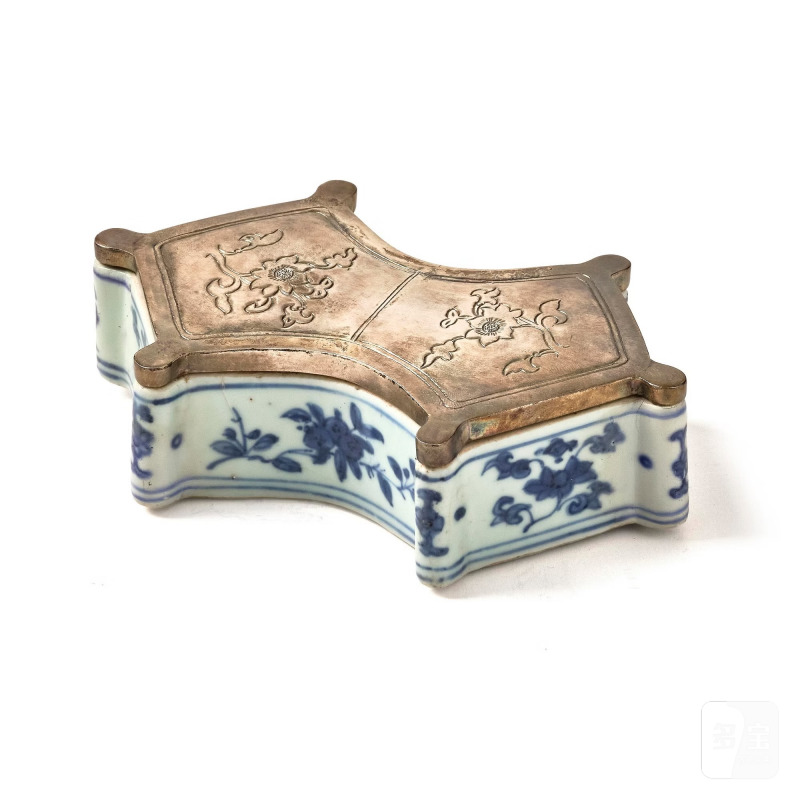A blue and white writing box,